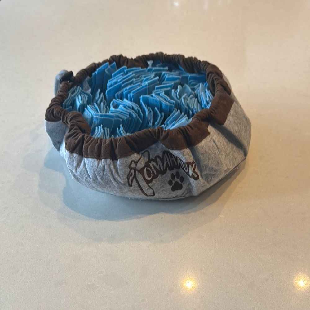 TOMAXX Pet Snuffle Bowl in Blue and Brown